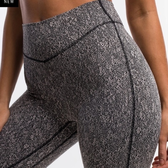 echt Highwaist Cropped Black and White Speckled Legging Tights - Picture 6 of 6